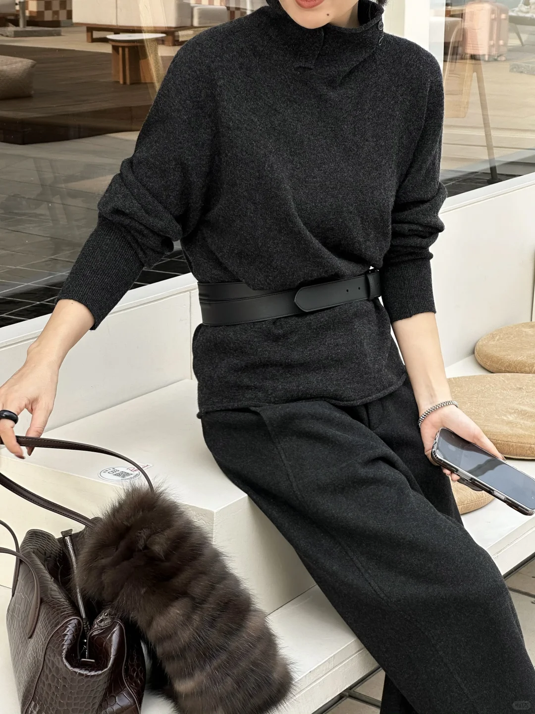 海边的风 配一身灰调刚刚好