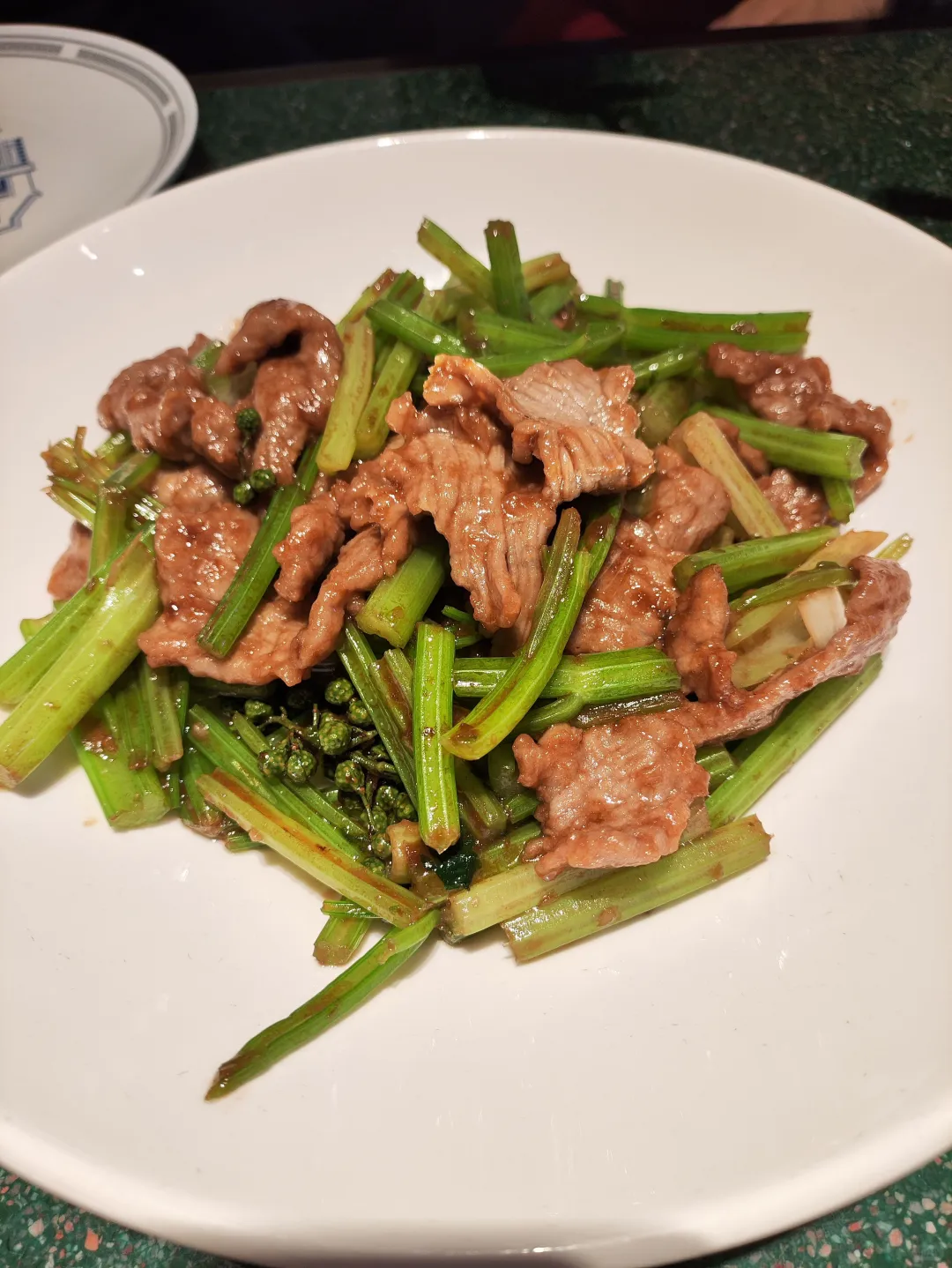 肉丝炒蜇皮和跑地蛤蜊鸡，哪个更合你胃口？