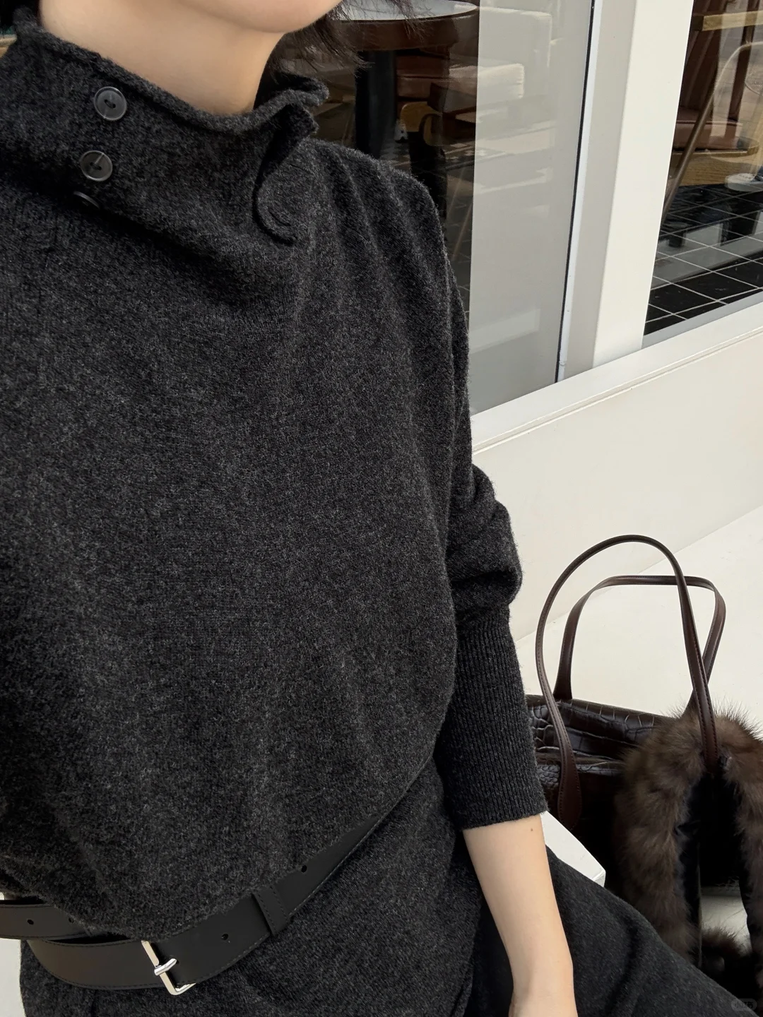 海边的风 配一身灰调刚刚好