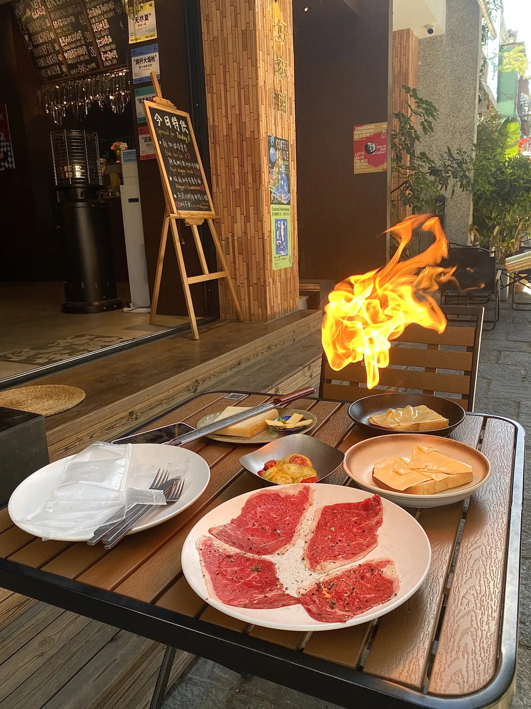 在大理，这个路边早餐有点野！