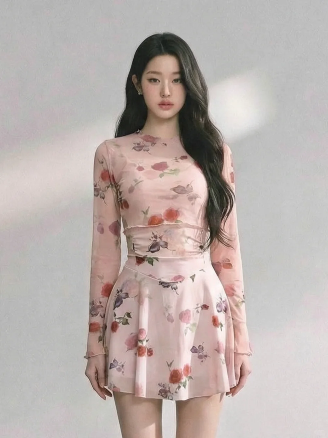 粉花泳衣把 “易碎感美女” 焊身上了🌸