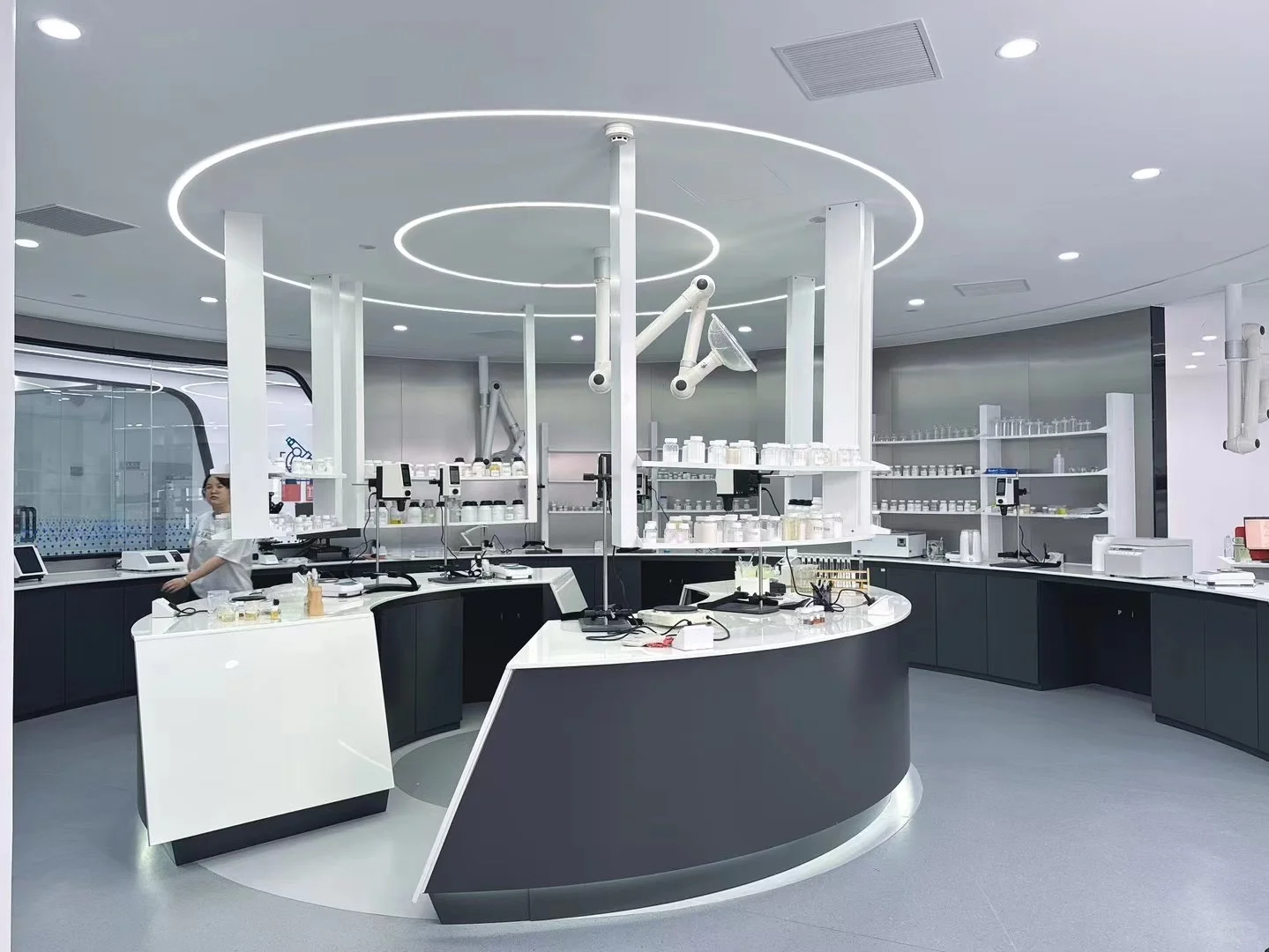 七老生产基地・实验室：13 年品质坚守