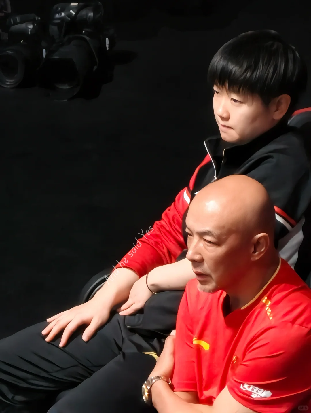 两个漂亮小孩儿