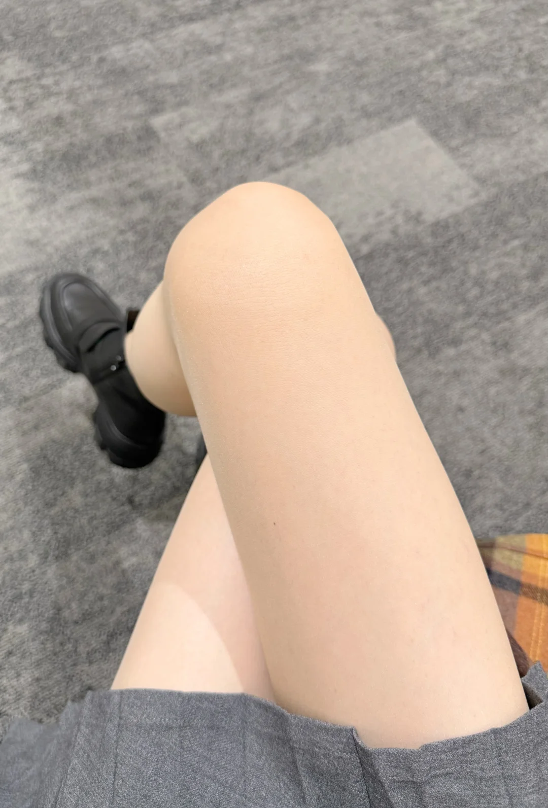 肉丝穿搭 | 百褶裙小黑靴配丝滑肉丝～