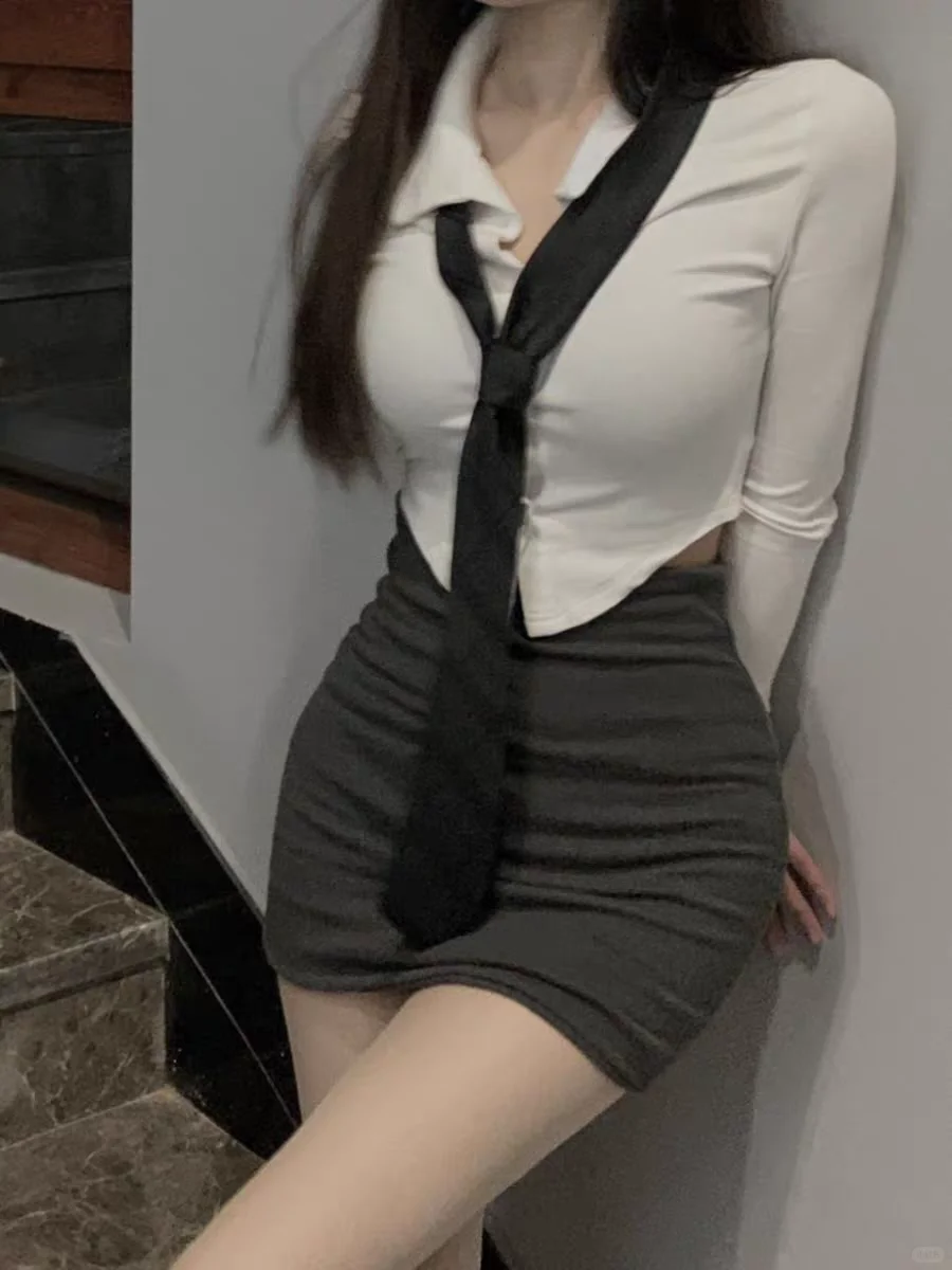 紧身包臀裙真的超显身材😻需要合作的有吗