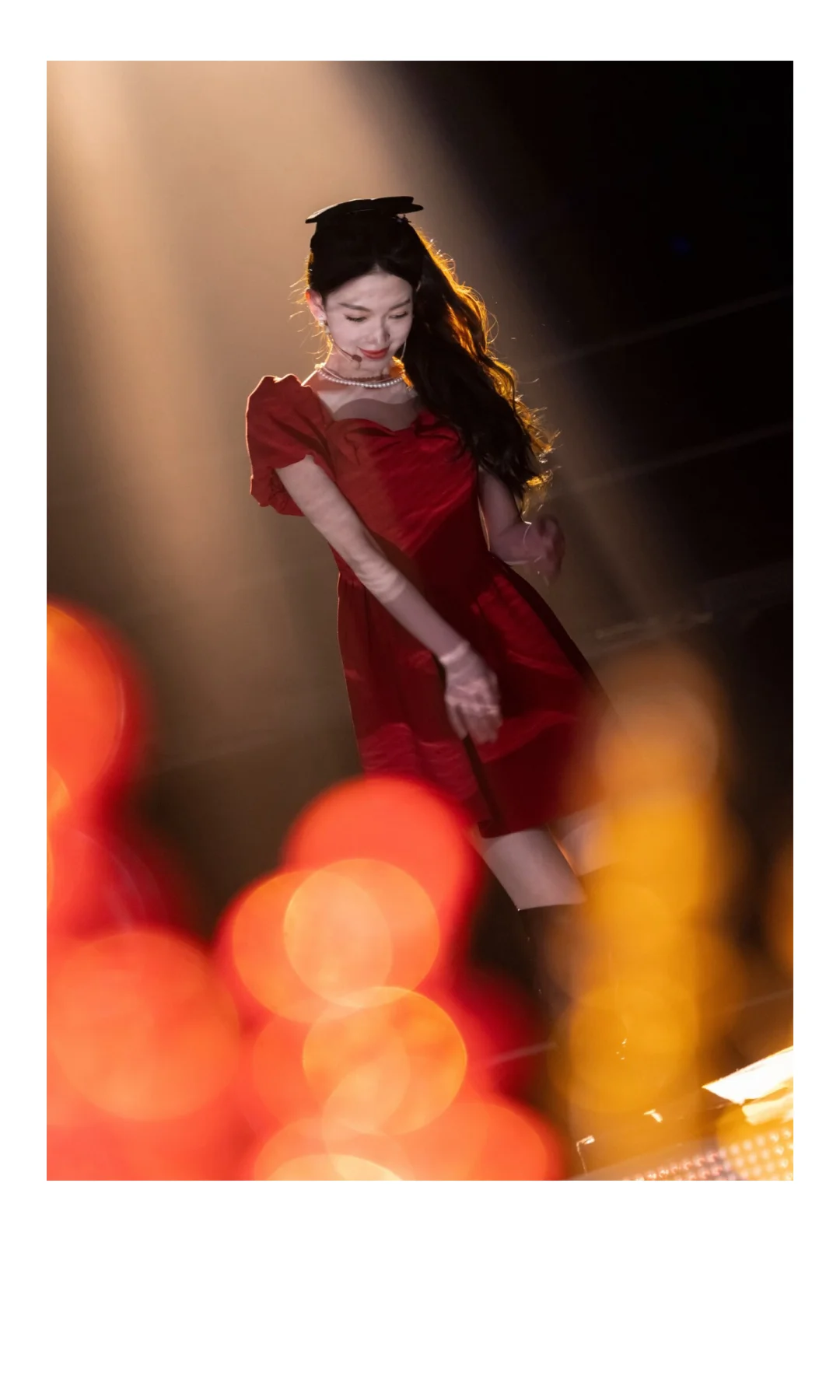 陈瑶红战袍太绝！娇艳欲滴的曲线炸裂，吸睛