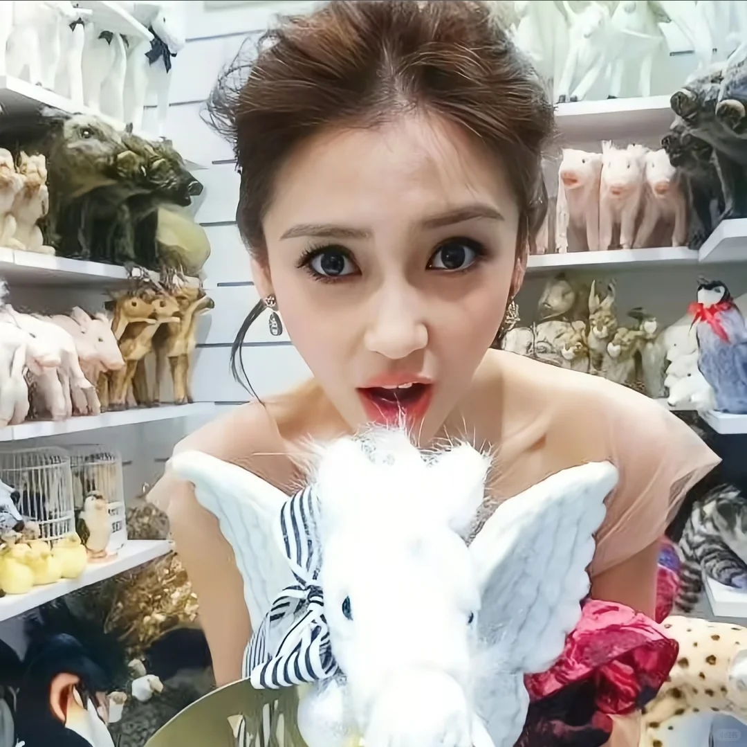 杨颖早期嫩模照封神！这才是天然混血神颜吧