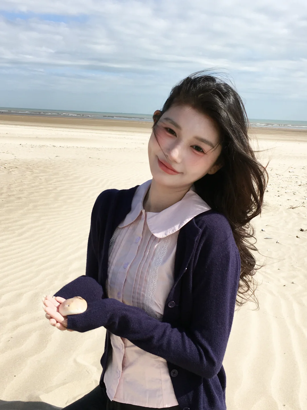 是在海边拾贝壳🐚