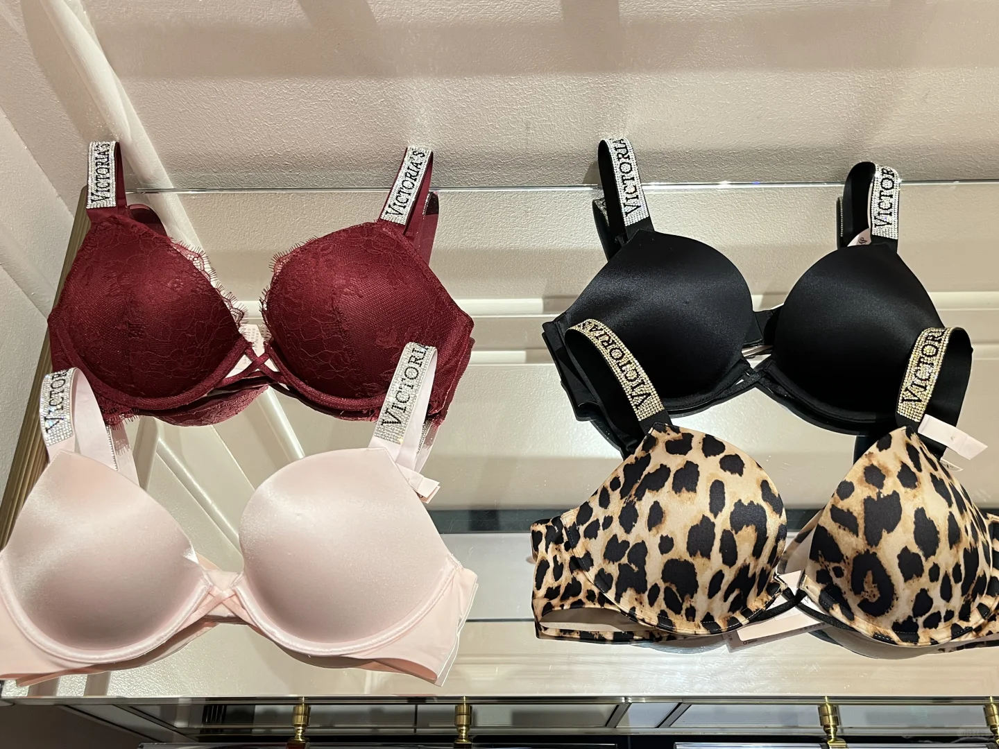 Victoria’s Secret |斜肩上衣氛围感的神