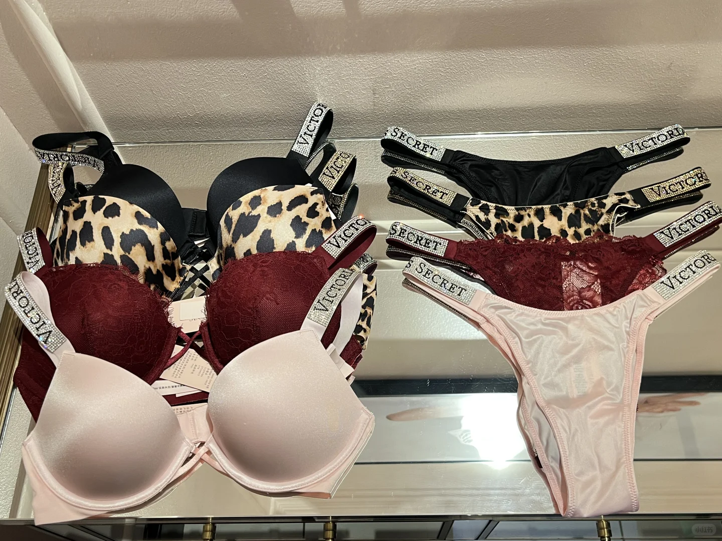 Victoria’s Secret |斜肩上衣氛围感的神