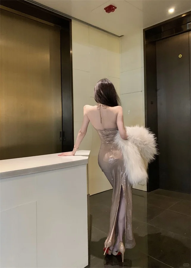 性感辣妹｜闪闪挂脖包臀裙✨