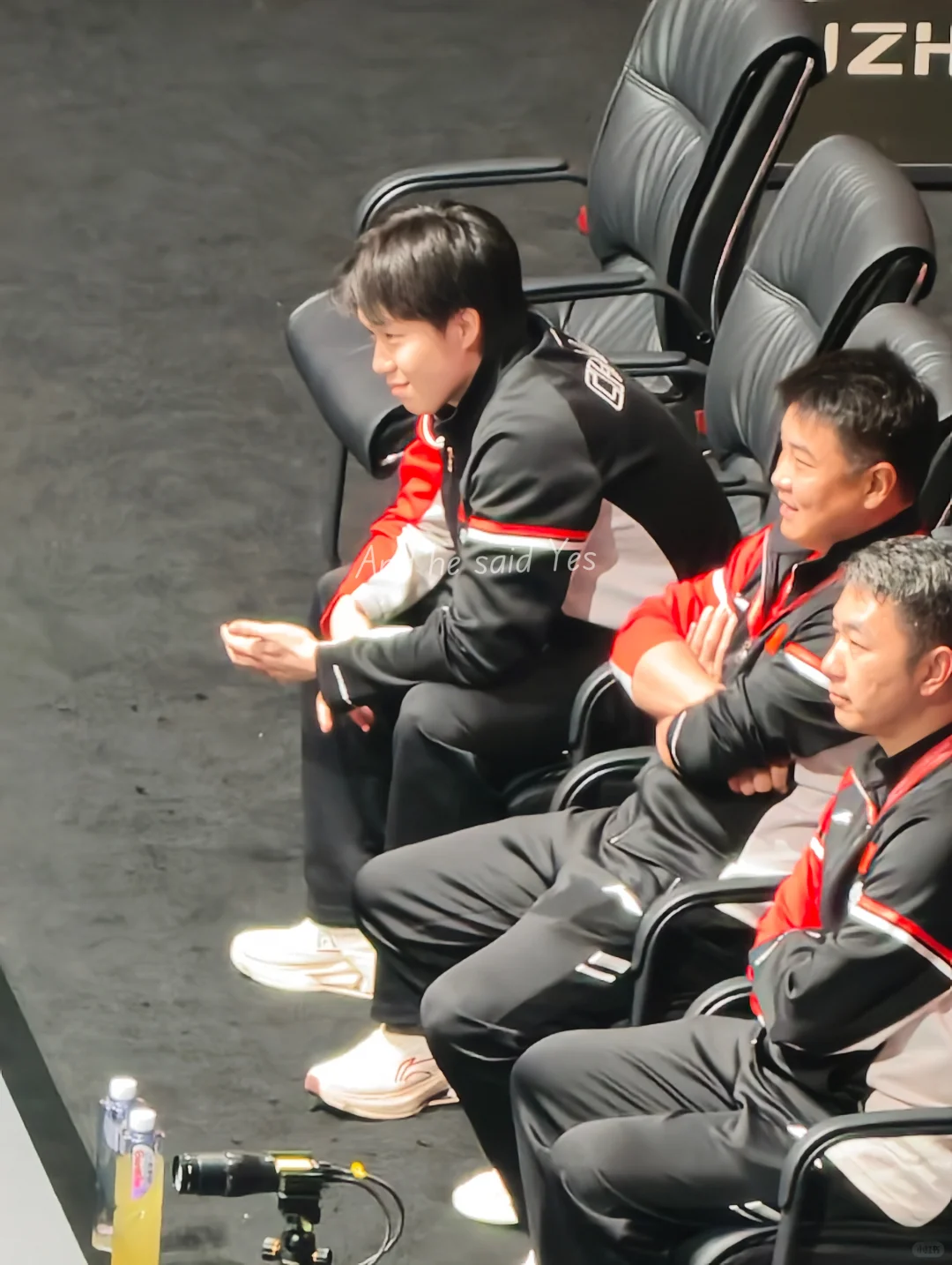 两个漂亮小孩儿