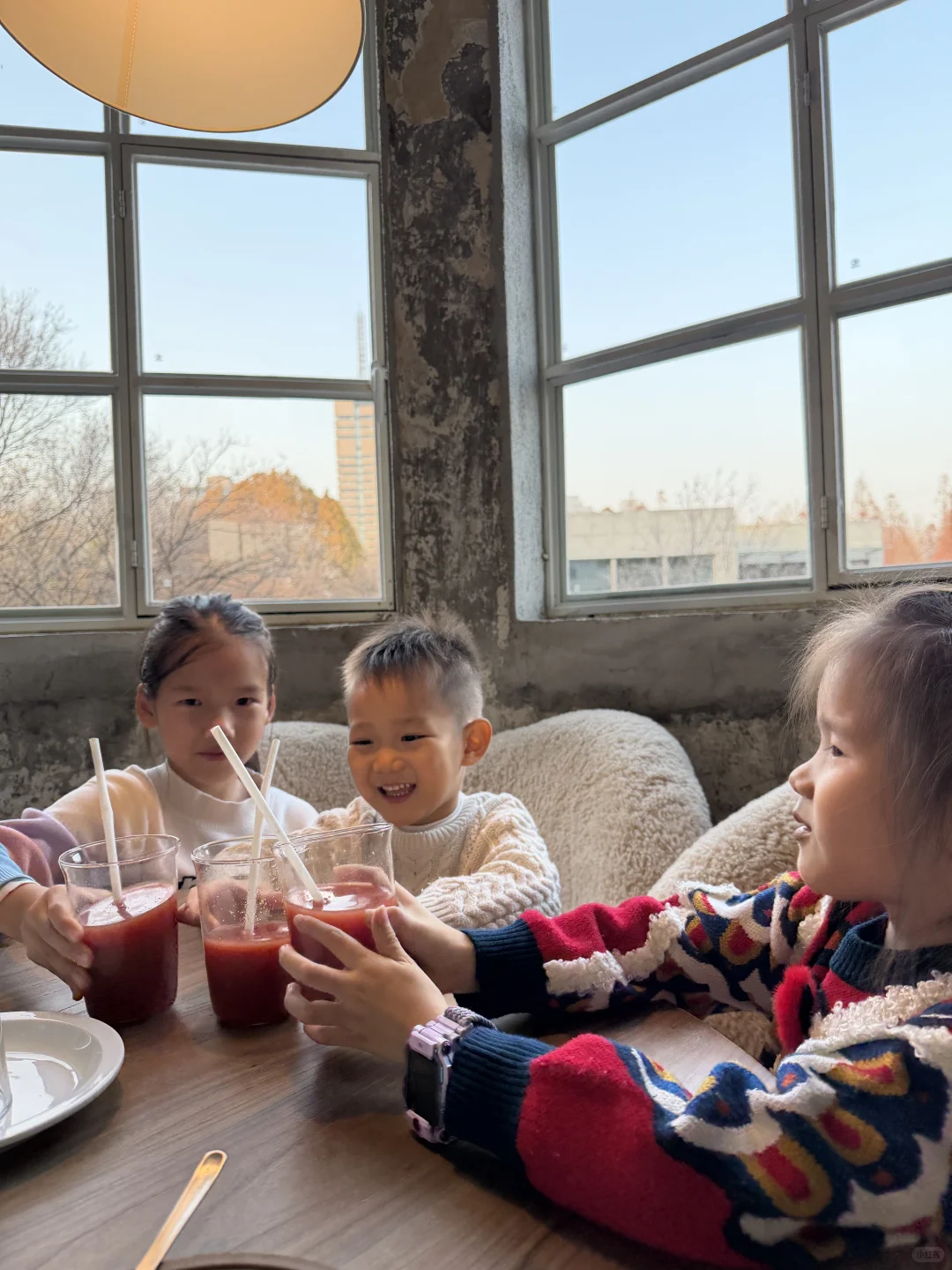 在为了沙卡第一次接受美眉抛媚眼的小孩儿哥