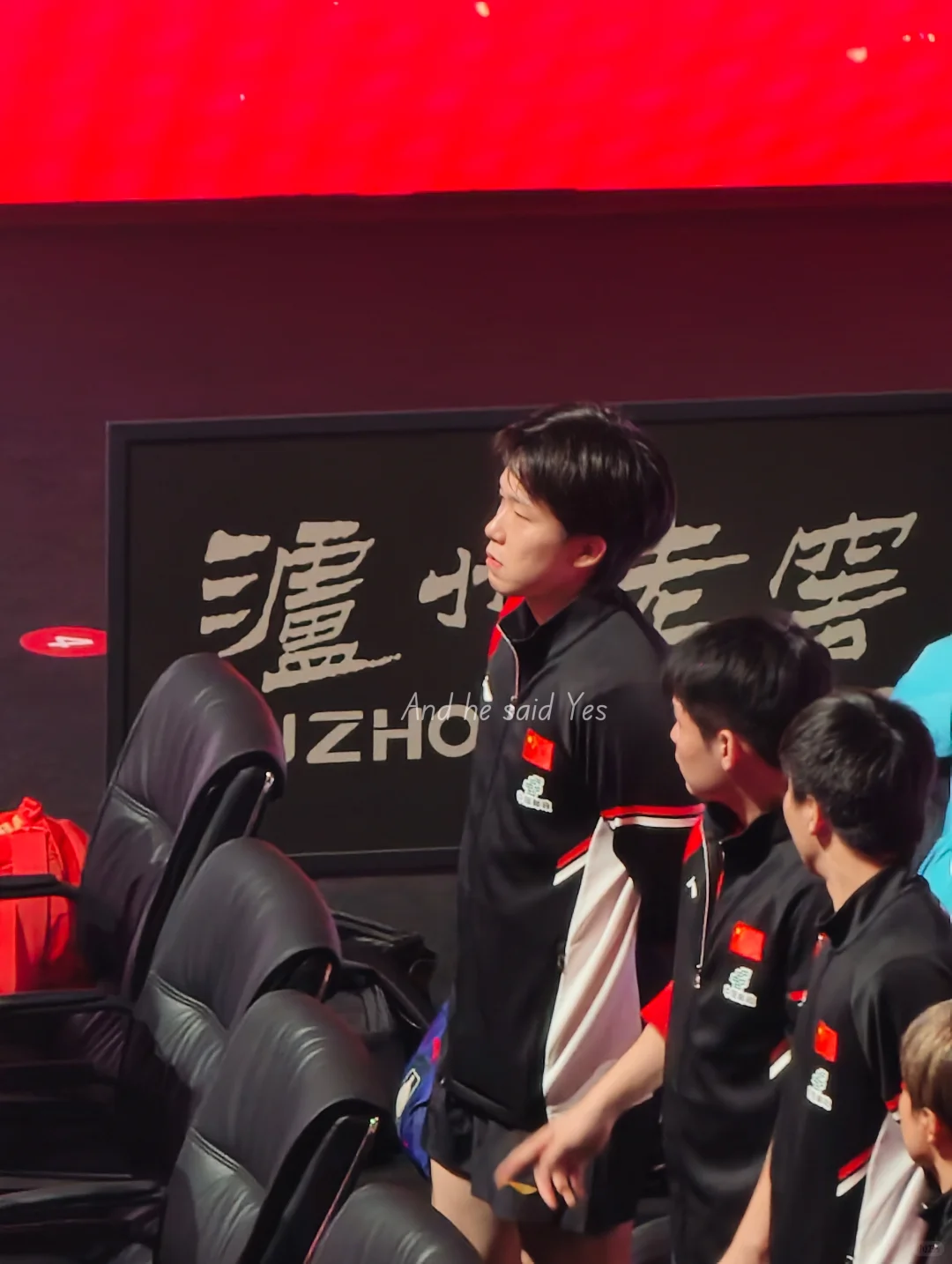 两个漂亮小孩儿