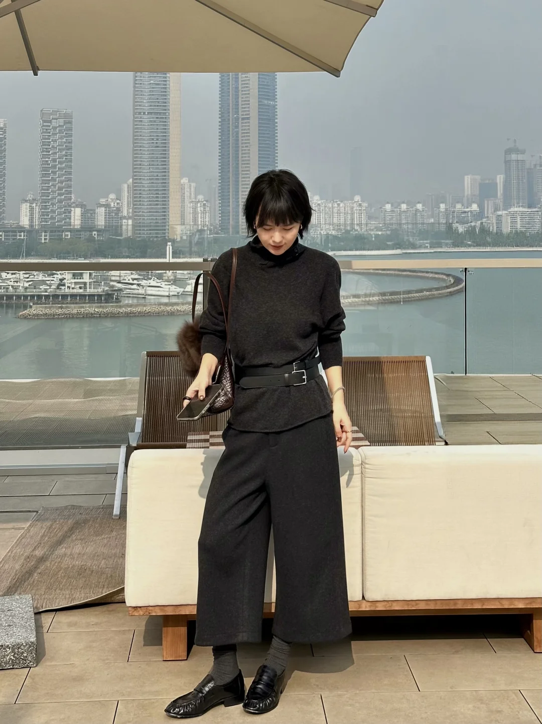 海边的风 配一身灰调刚刚好