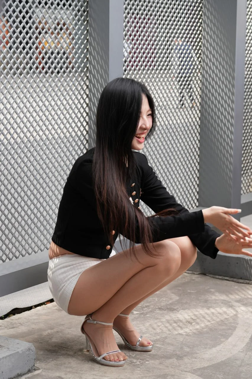 街拍模特穿这么短，到底是擦边还是时尚？”