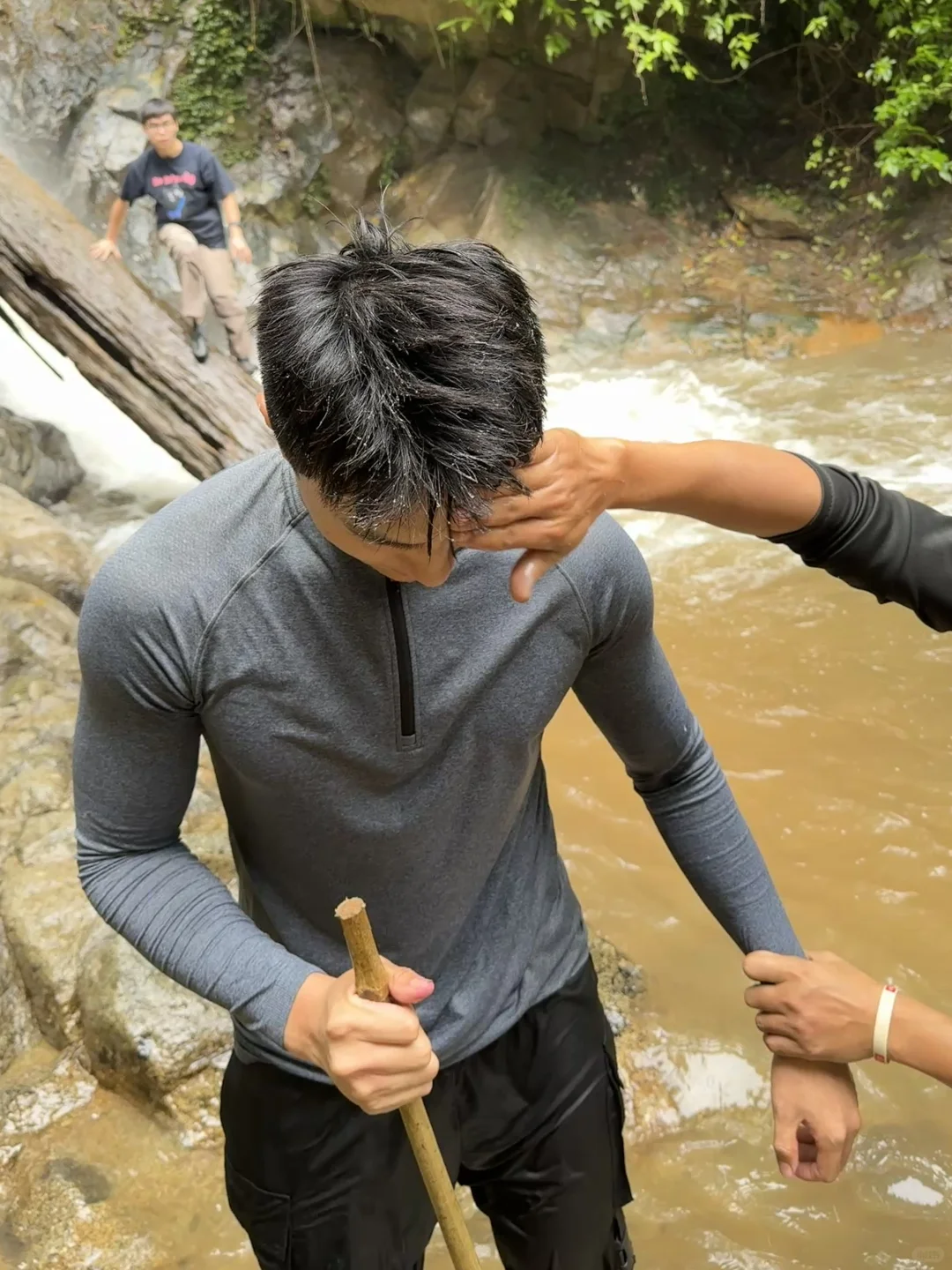 雨林徒步 穿越山野溪涧