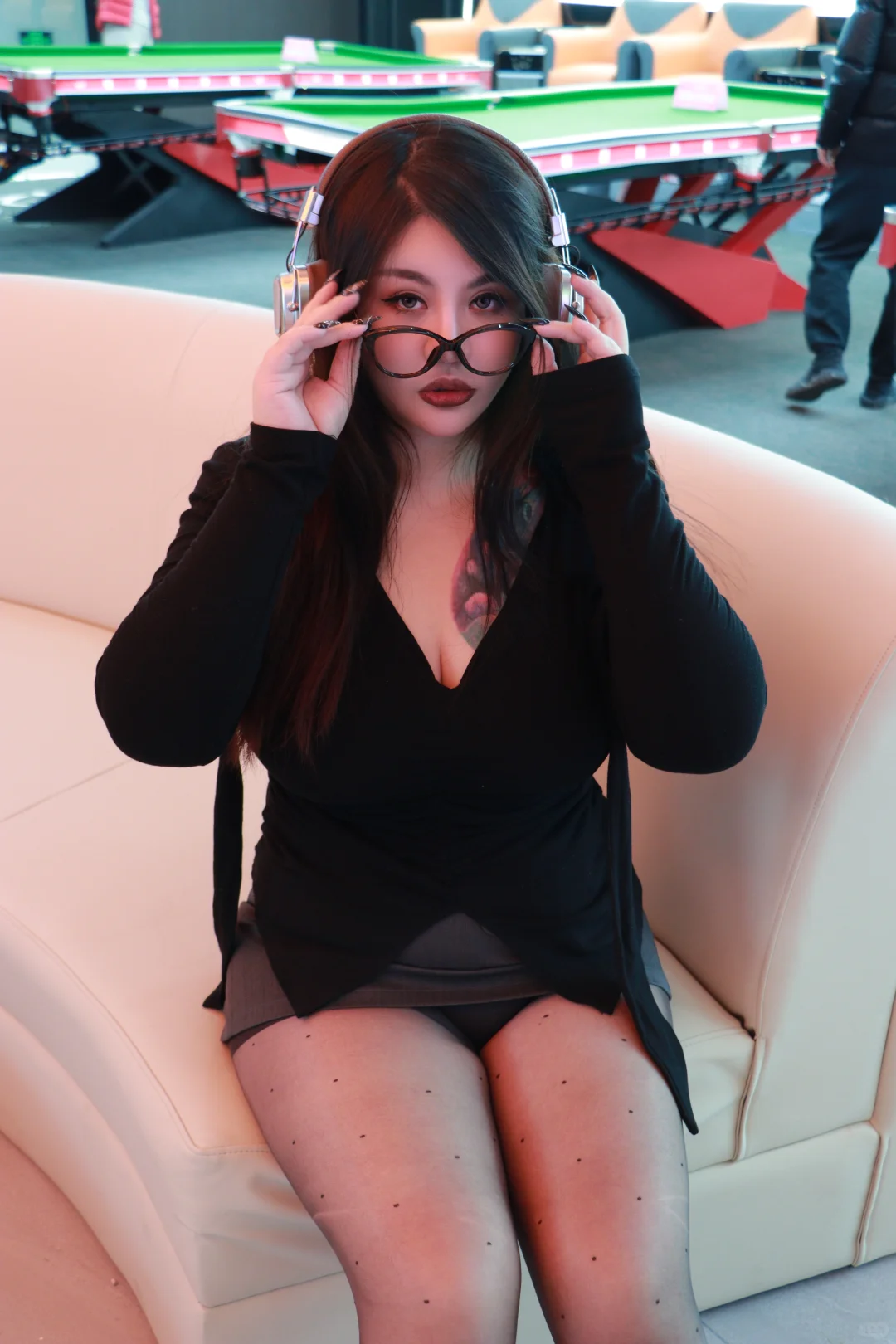 光影下的曲线美学｜微胖辣妹写真实录