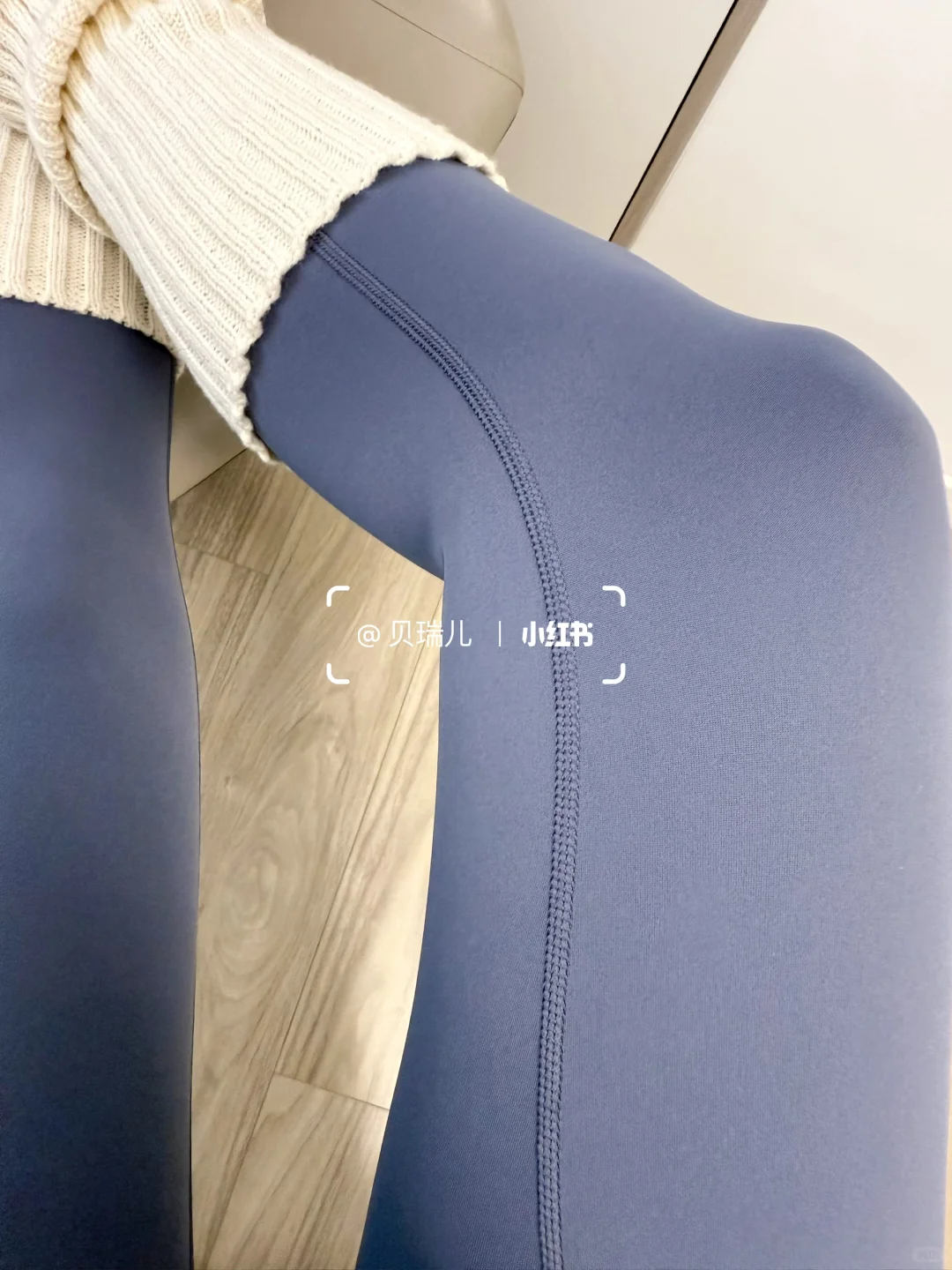 绝了❗️💙🤍这条普鲁士蓝瑜伽裤配白色袜套🤩