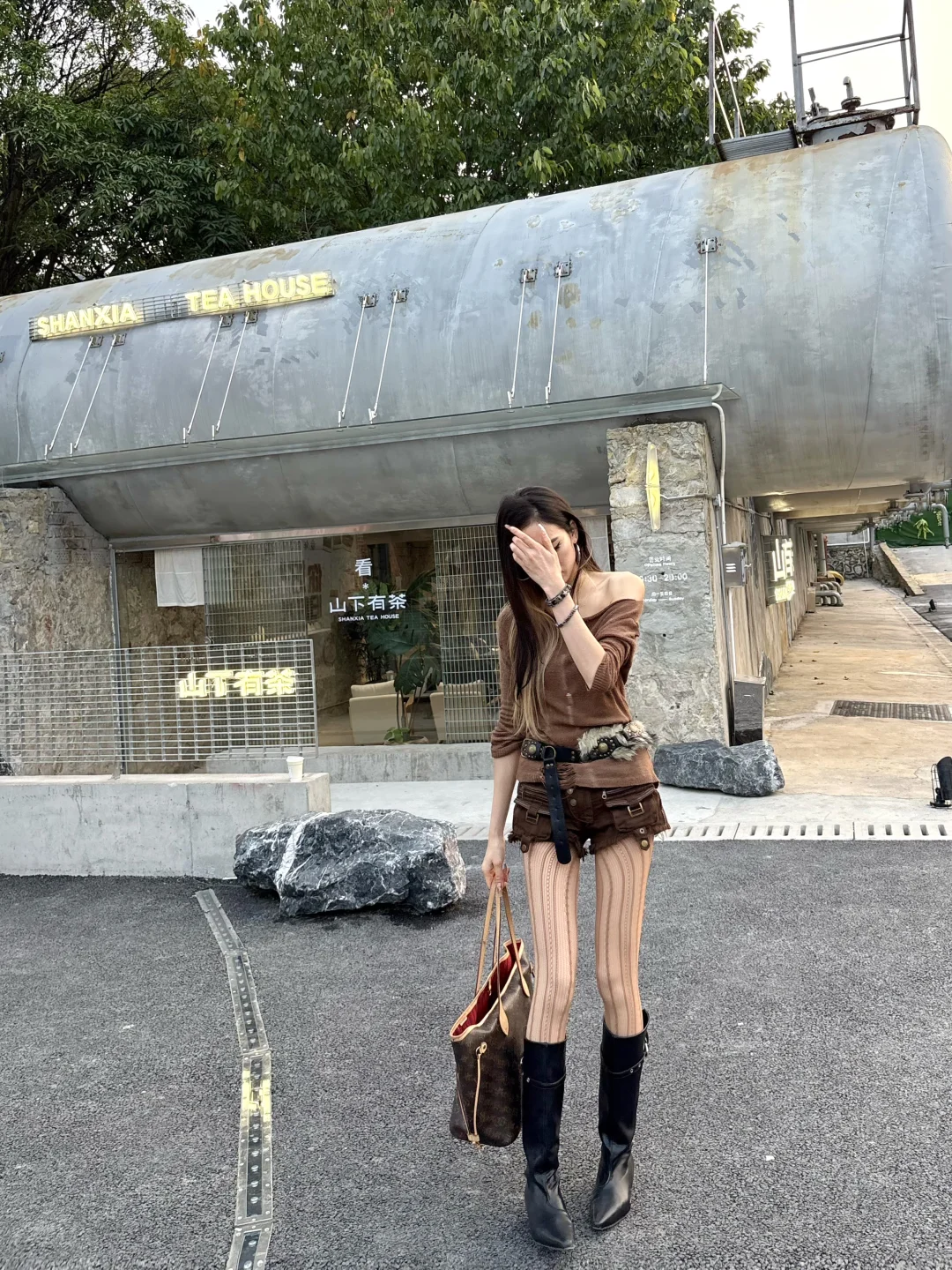 辣妹都给我去学这个咖啡店拍照姿势❗