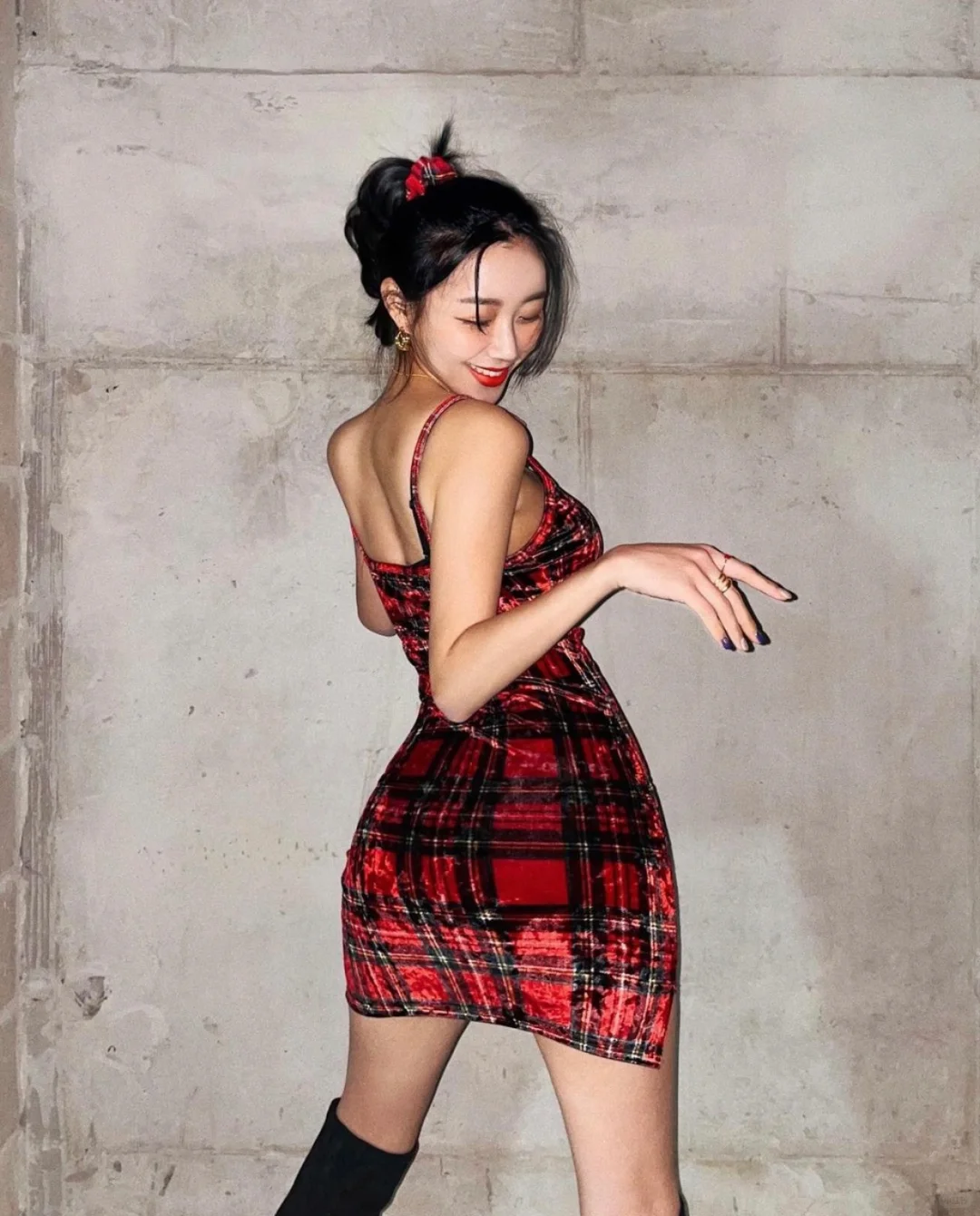 前凸后翘的小姐姐，女生也会多看几眼！