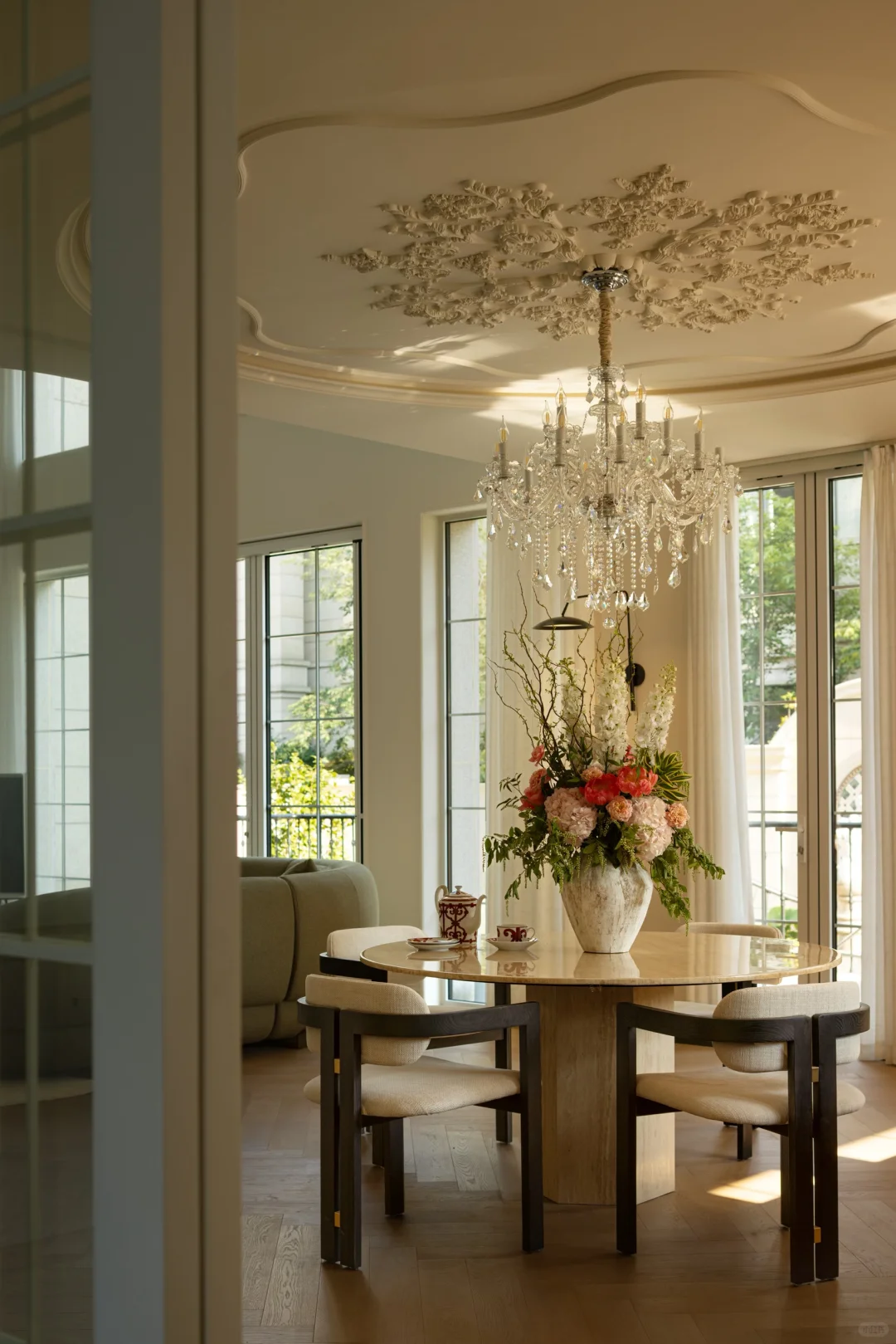 法式别墅｜把温柔，设计进家的每道弧线里