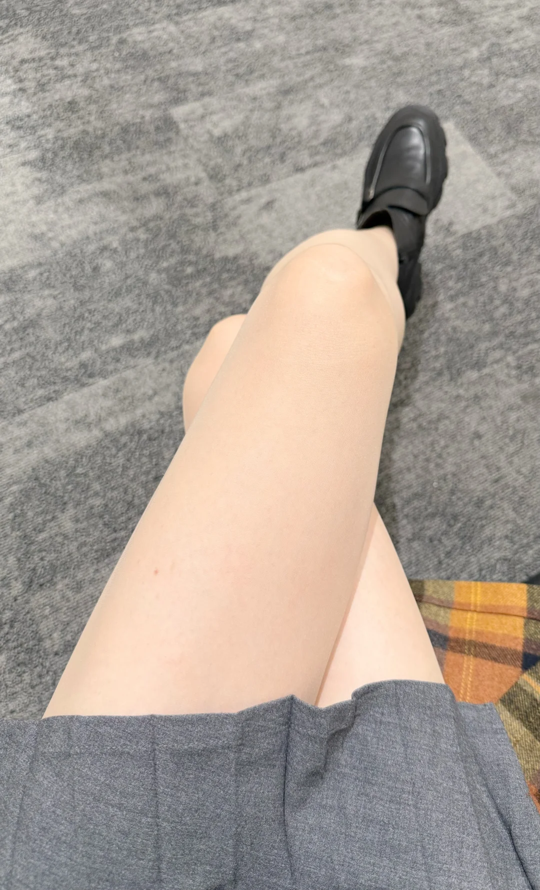 肉丝穿搭 | 百褶裙小黑靴配丝滑肉丝～