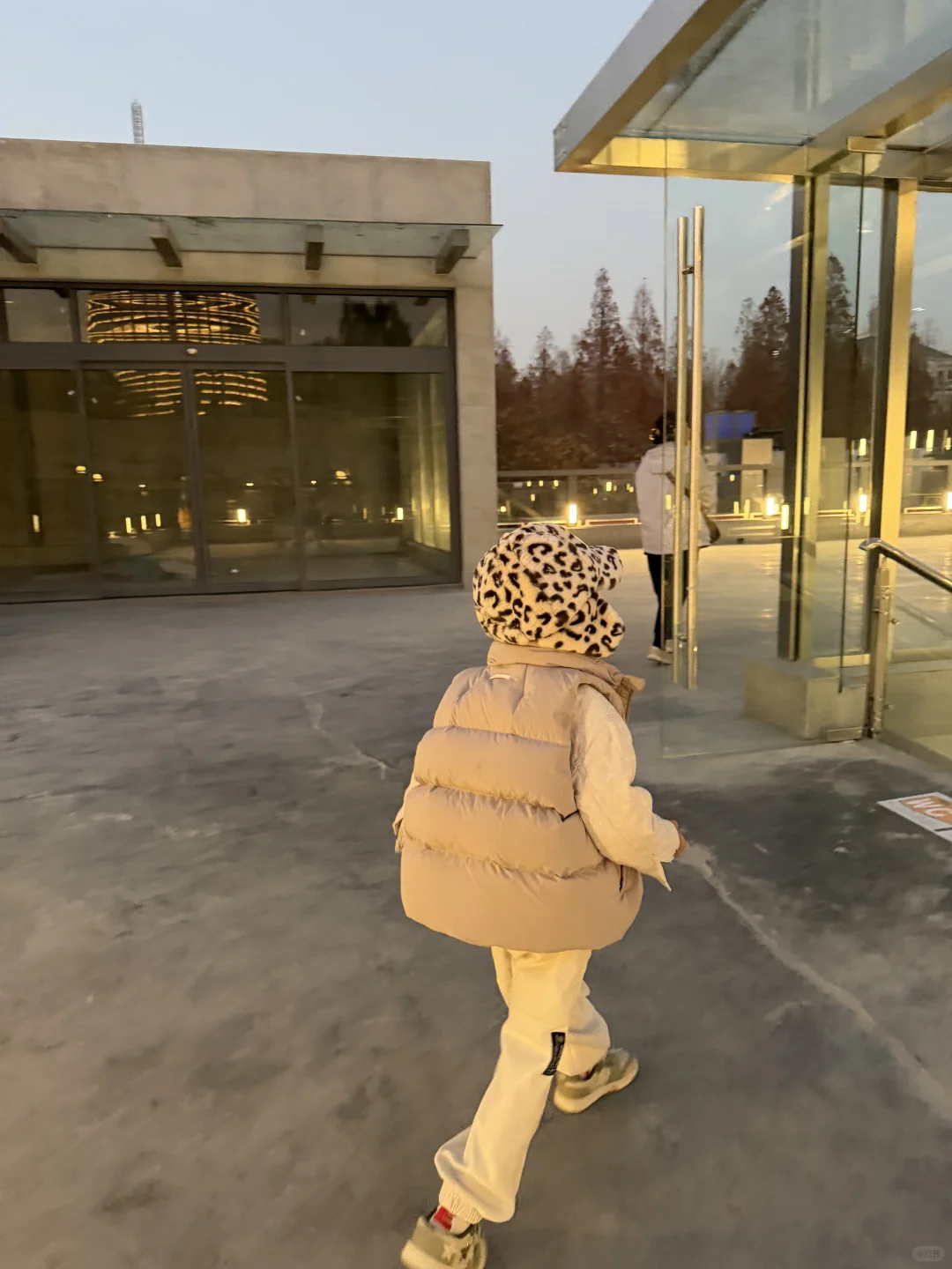 在为了沙卡第一次接受美眉抛媚眼的小孩儿哥