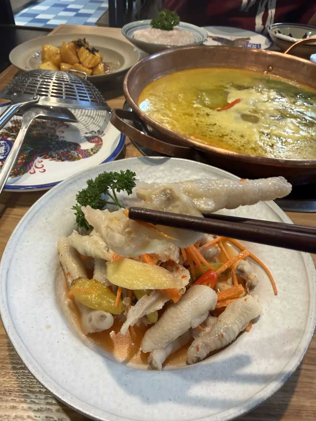 来这里吃一口酸菜火锅，一秒穿越云南！