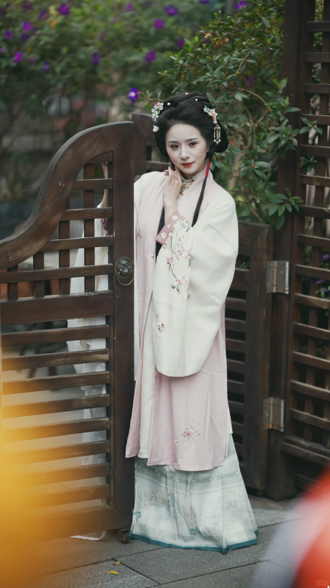 一群老登拍嫩模