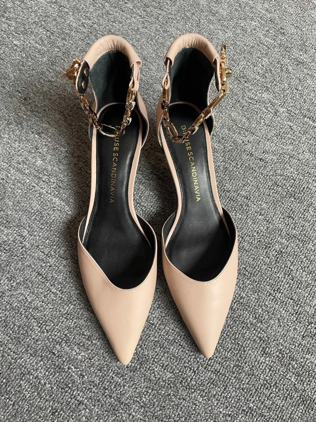 这双鞋的脚踝链直接戳中男生审美！