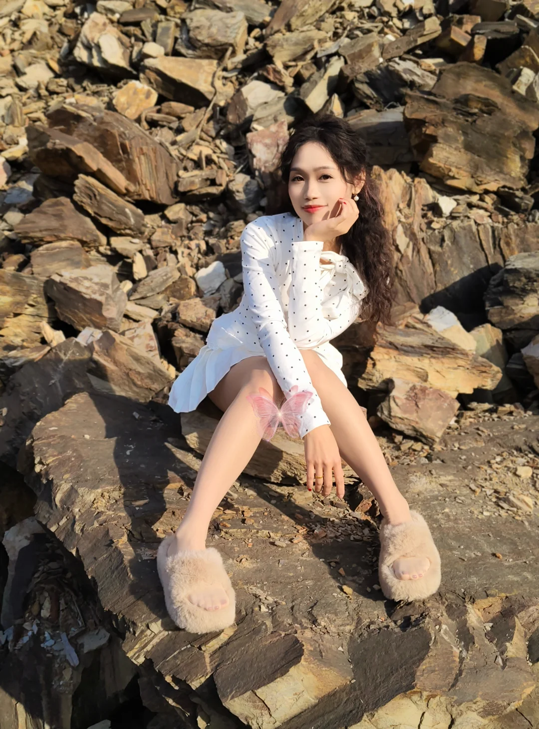 穿丝袜爬山，把山路走成自己的T台～