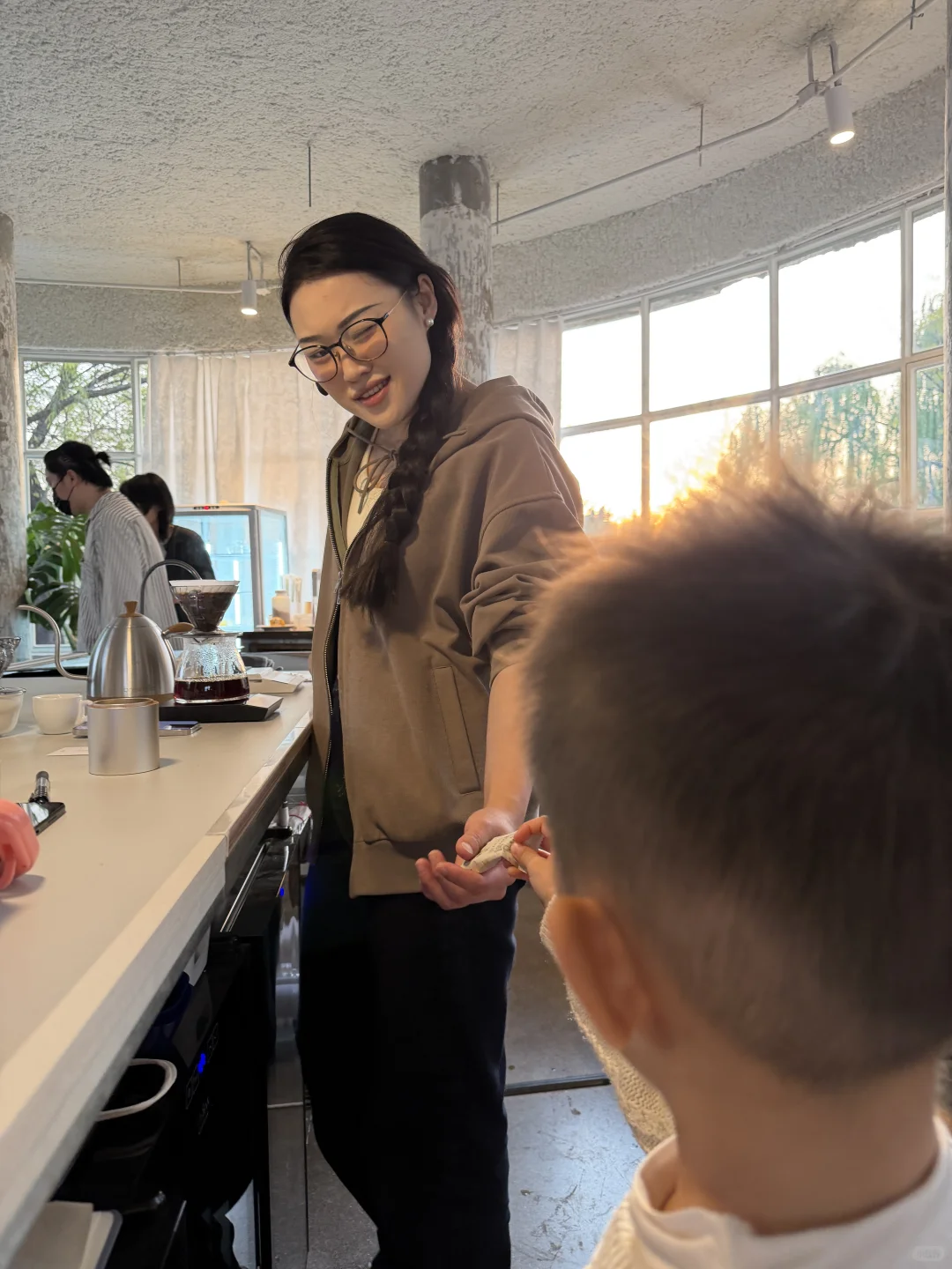 在为了沙卡第一次接受美眉抛媚眼的小孩儿哥