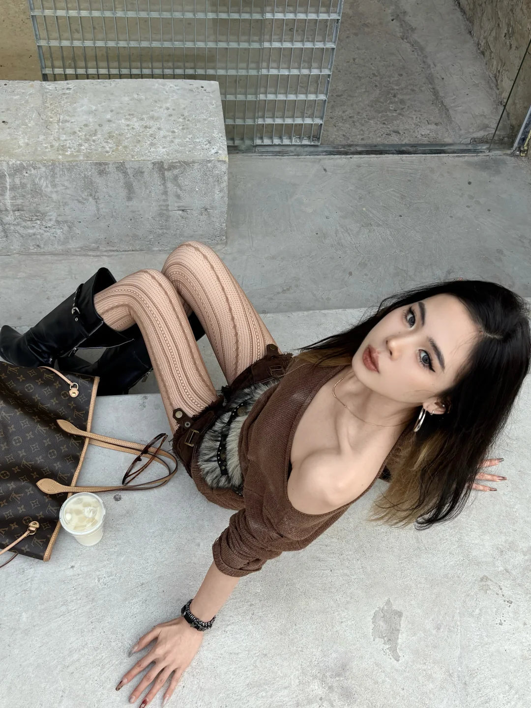 辣妹都给我去学这个咖啡店拍照姿势❗