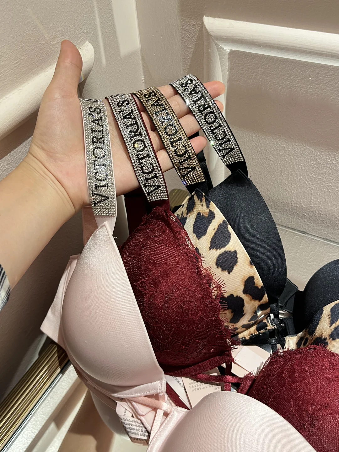 Victoria’s Secret |斜肩上衣氛围感的神