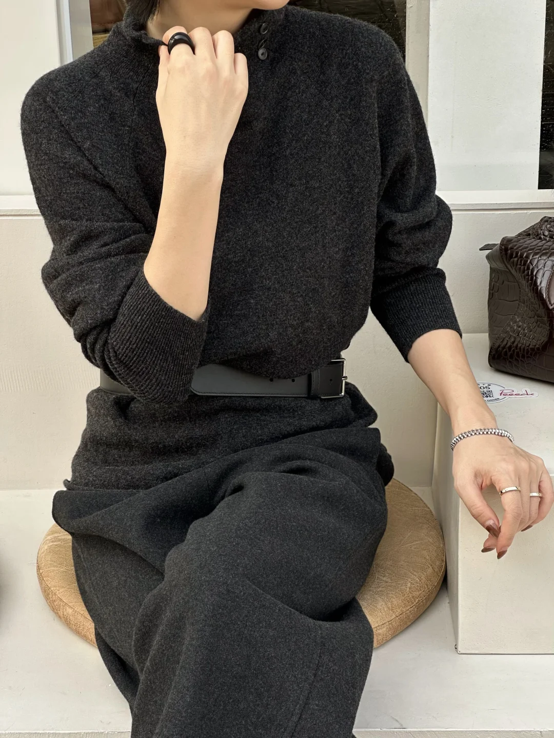 海边的风 配一身灰调刚刚好