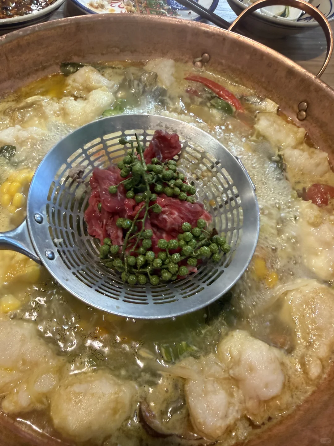 来这里吃一口酸菜火锅，一秒穿越云南！