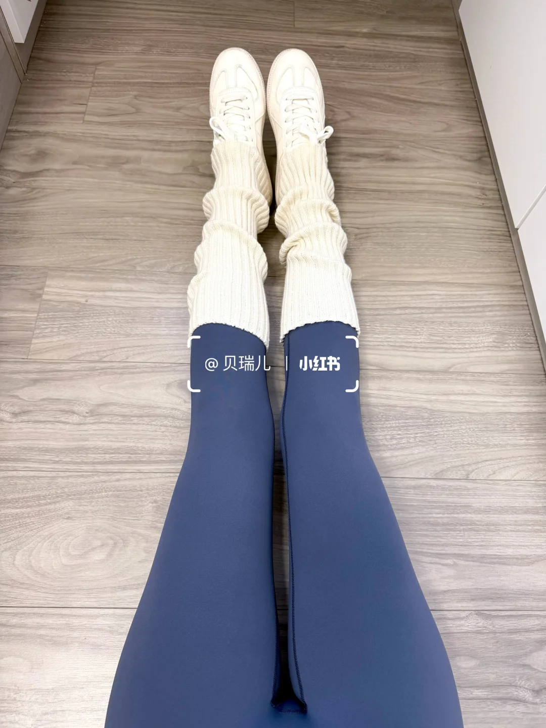 绝了❗️💙🤍这条普鲁士蓝瑜伽裤配白色袜套🤩