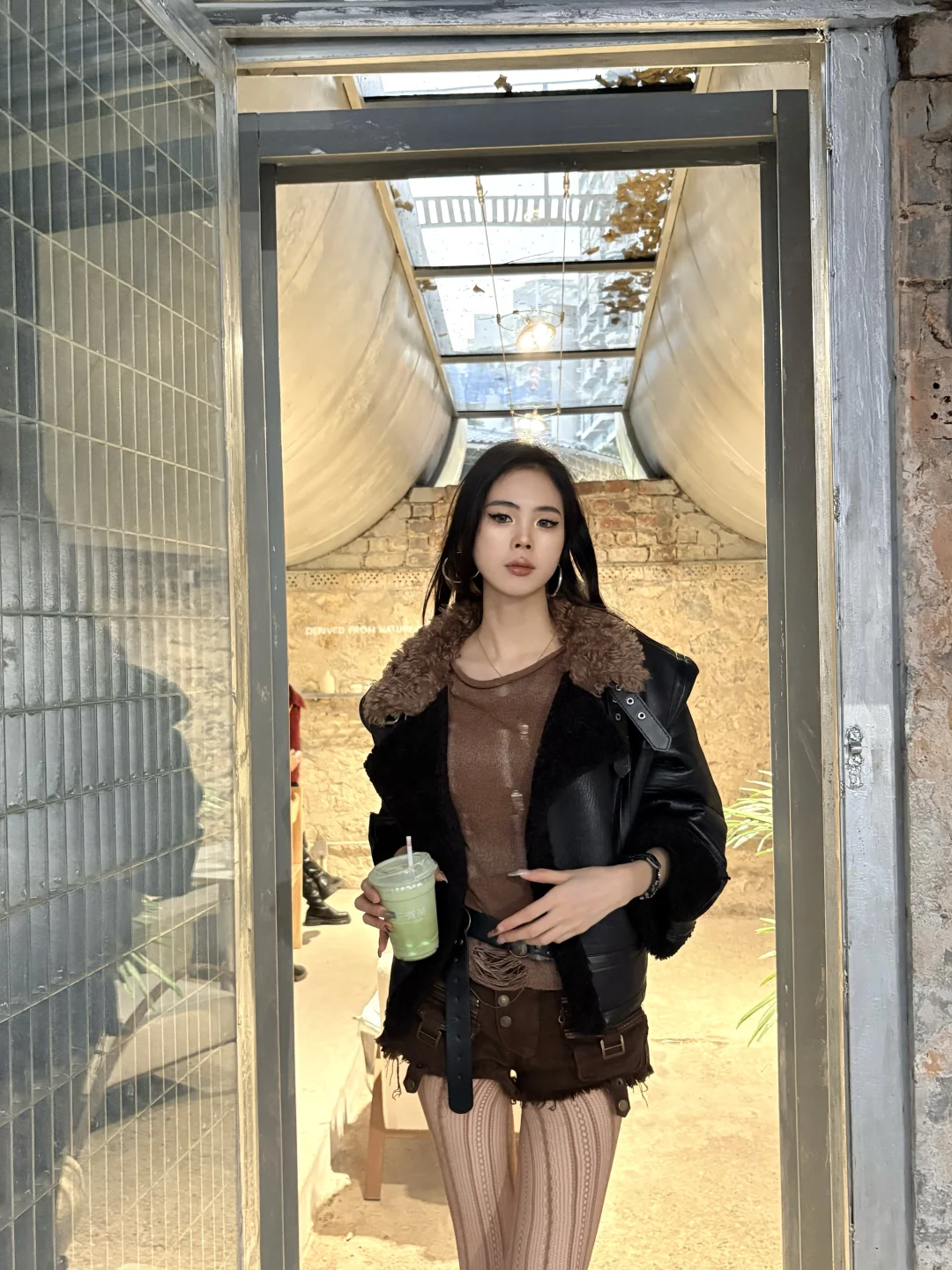 辣妹都给我去学这个咖啡店拍照姿势❗