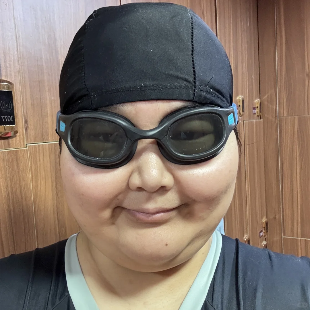 201斤 大头大脸带泳帽