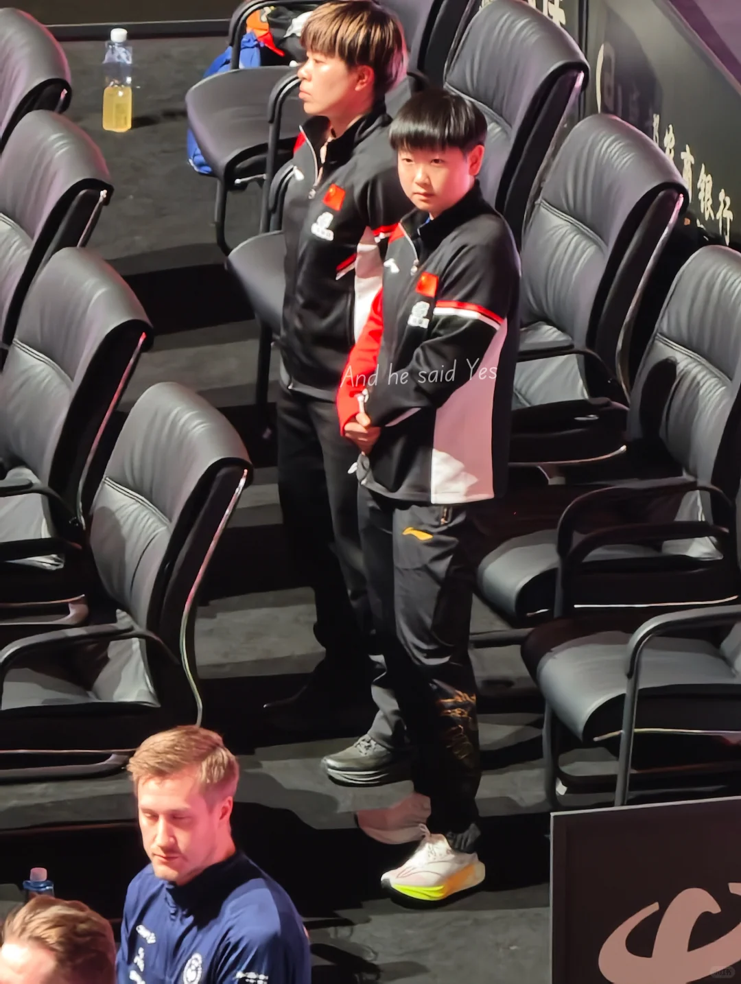 两个漂亮小孩儿