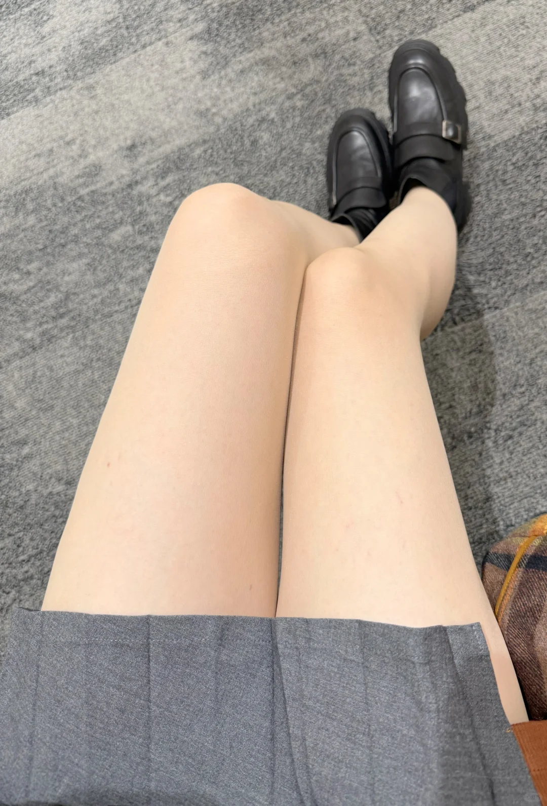 肉丝穿搭 | 百褶裙小黑靴配丝滑肉丝～