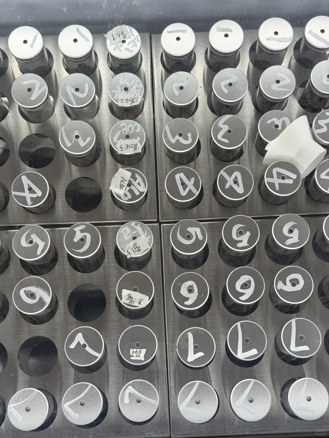 在为了沙卡第一次接受美眉抛媚眼的小孩儿哥