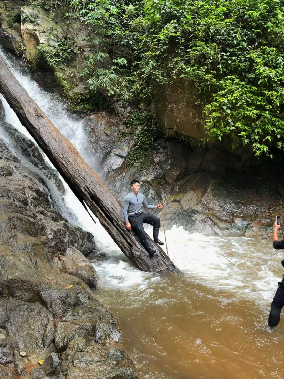 雨林徒步 穿越山野溪涧