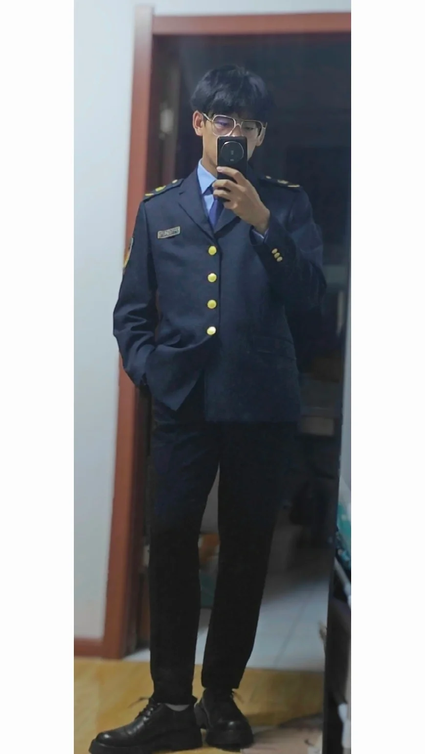 终于拿到自己的第一套制服了