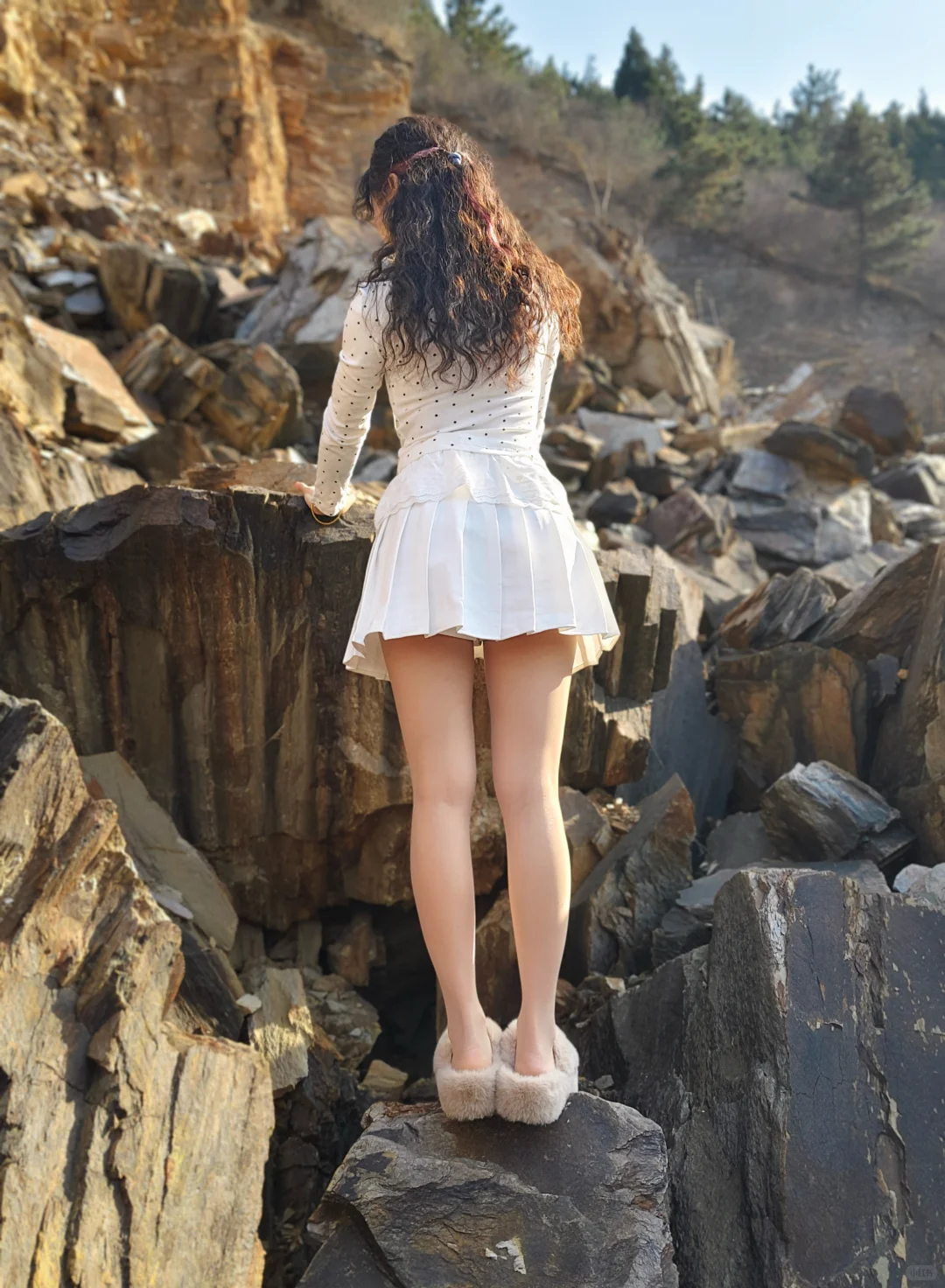 穿丝袜爬山，把山路走成自己的T台～