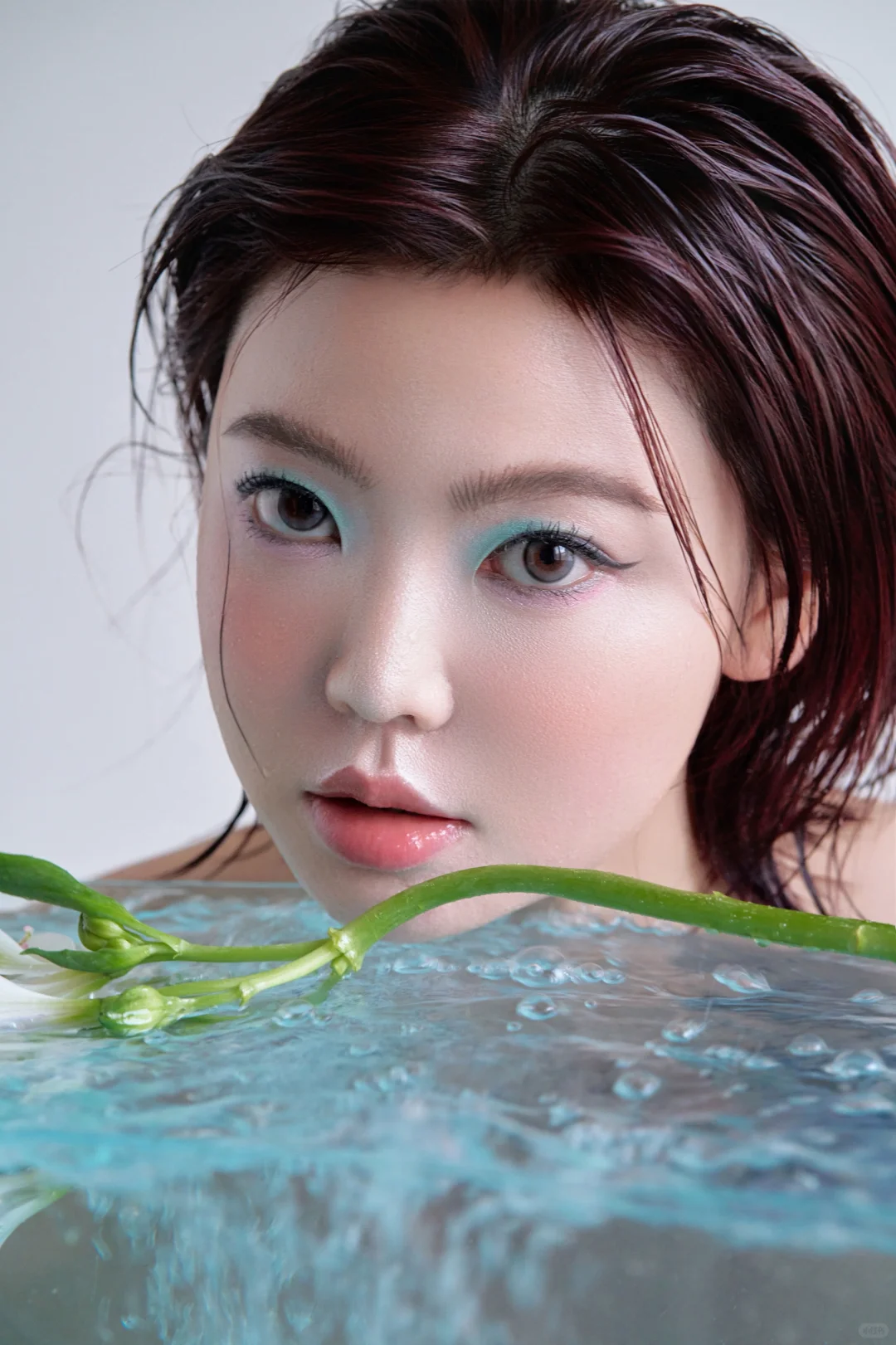 来康康👀日本美妆博主拍的三套杂志写真🤩