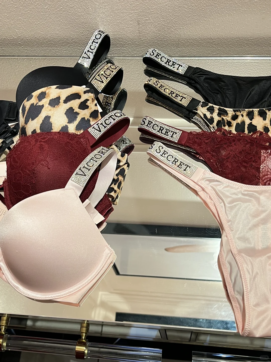 Victoria’s Secret |斜肩上衣氛围感的神