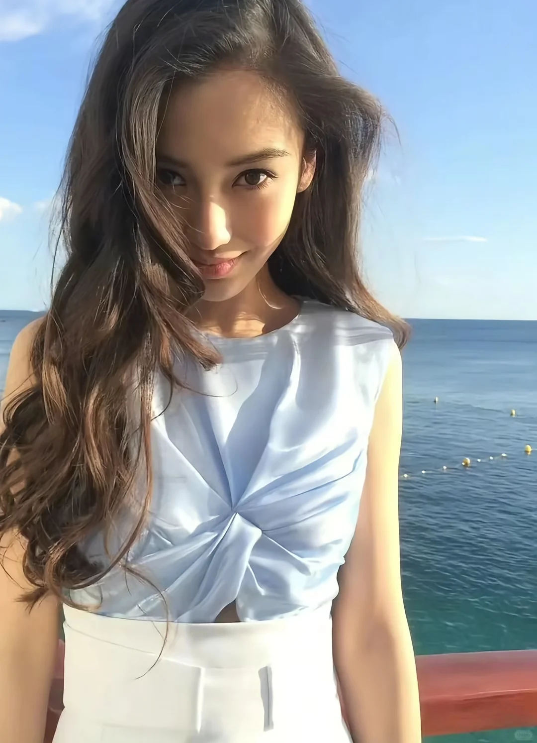 杨颖早期嫩模照封神！这才是天然混血神颜吧