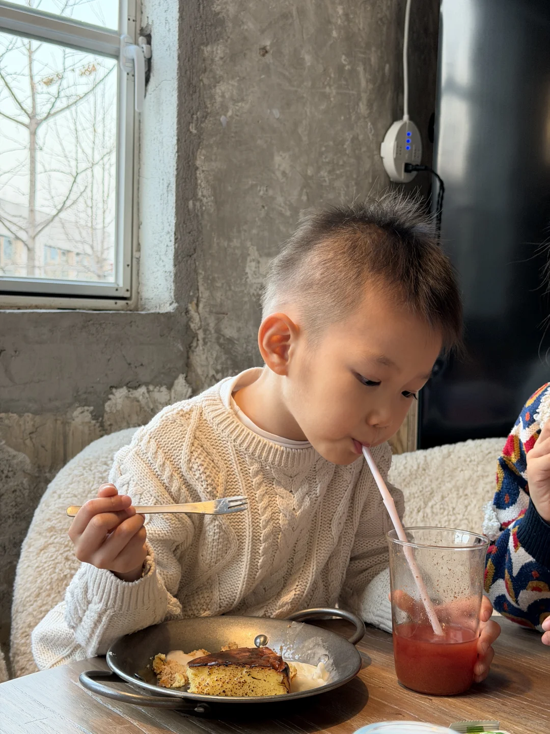 在为了沙卡第一次接受美眉抛媚眼的小孩儿哥